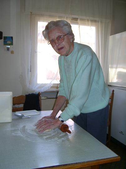 01140018.JPG - Der Teig ist f�r Maschinen zu z�h.